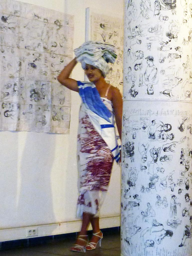 Détail de l'installation de Mamy Rajoelisolo avec une médiatrice culturelle